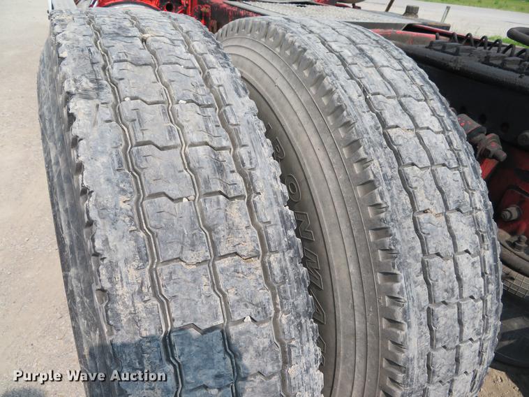 image for item DE8109 2000 Freightliner FLD120 semi truck