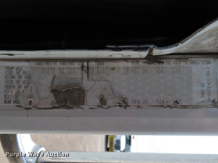 image for item DE8109 2000 Freightliner FLD120 semi truck