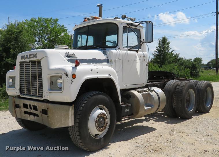 image for item DE8124 1985 Mack R688ST semi truck