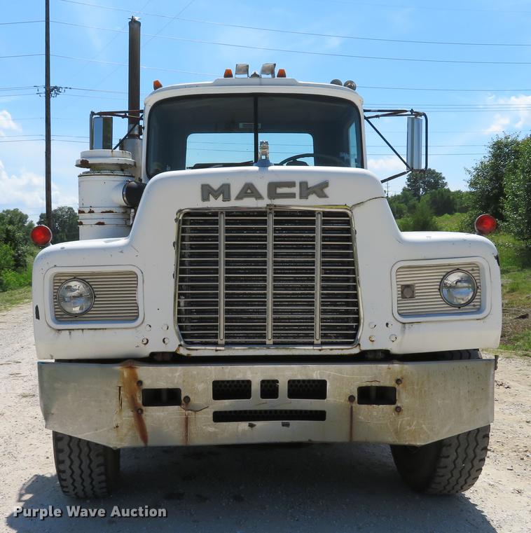 image for item DE8124 1985 Mack R688ST semi truck