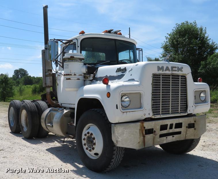 image for item DE8124 1985 Mack R688ST semi truck