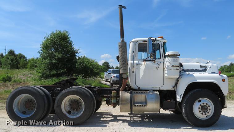 image for item DE8124 1985 Mack R688ST semi truck