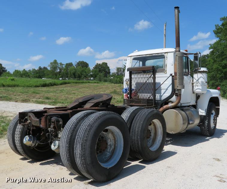 image for item DE8124 1985 Mack R688ST semi truck