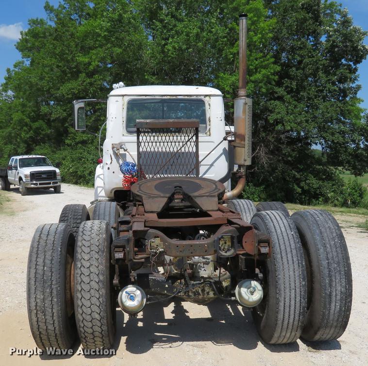 image for item DE8124 1985 Mack R688ST semi truck