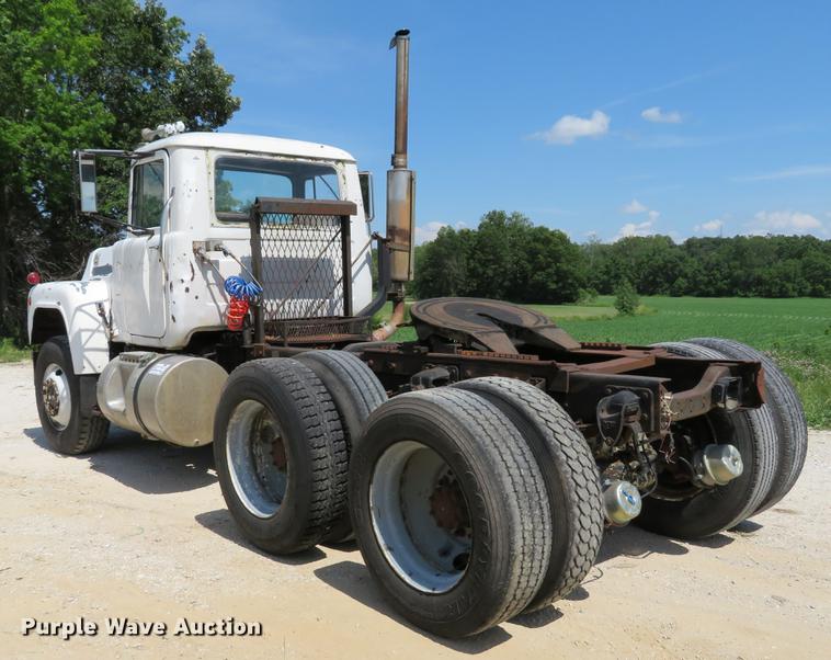 image for item DE8124 1985 Mack R688ST semi truck