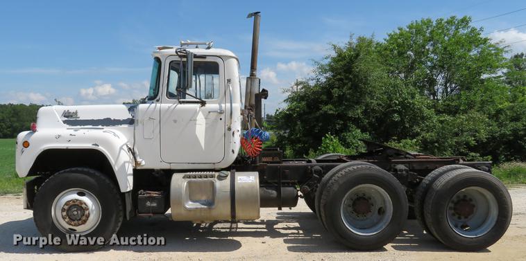 image for item DE8124 1985 Mack R688ST semi truck