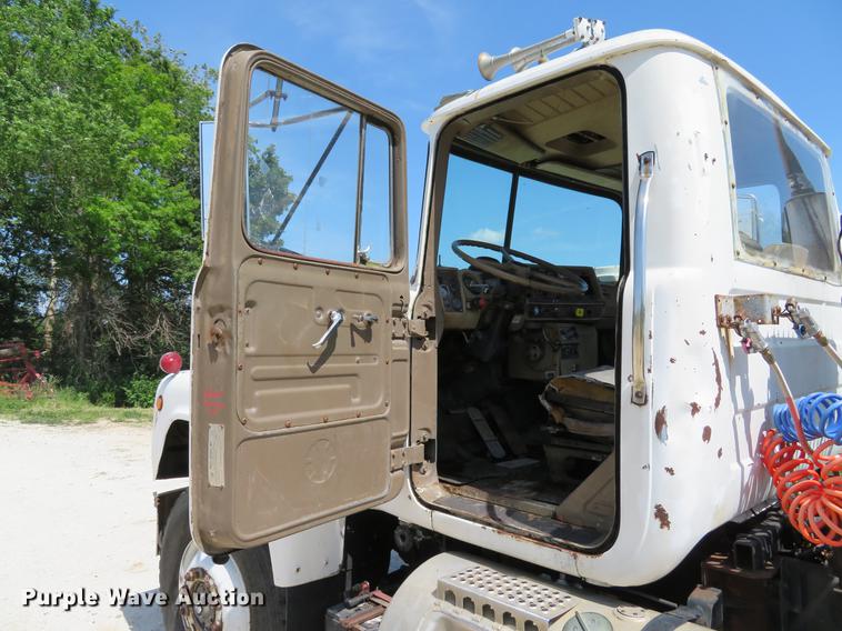 image for item DE8124 1985 Mack R688ST semi truck