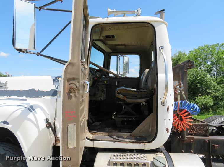 image for item DE8124 1985 Mack R688ST semi truck