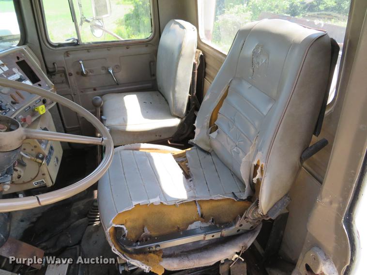 image for item DE8124 1985 Mack R688ST semi truck