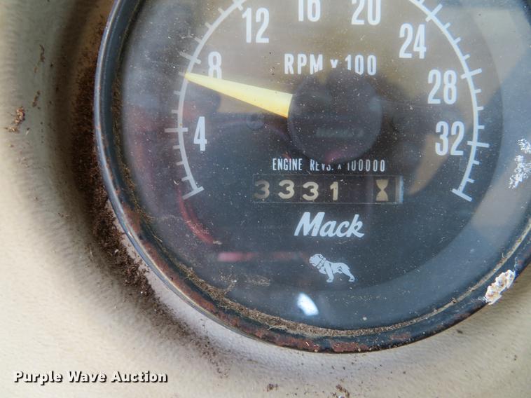 image for item DE8124 1985 Mack R688ST semi truck
