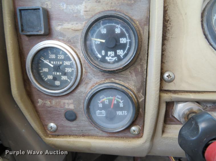 image for item DE8124 1985 Mack R688ST semi truck