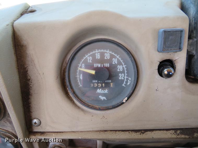 image for item DE8124 1985 Mack R688ST semi truck