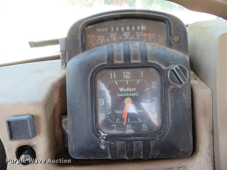 image for item DE8124 1985 Mack R688ST semi truck