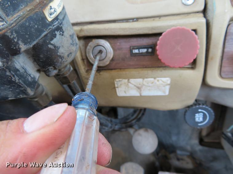 image for item DE8124 1985 Mack R688ST semi truck