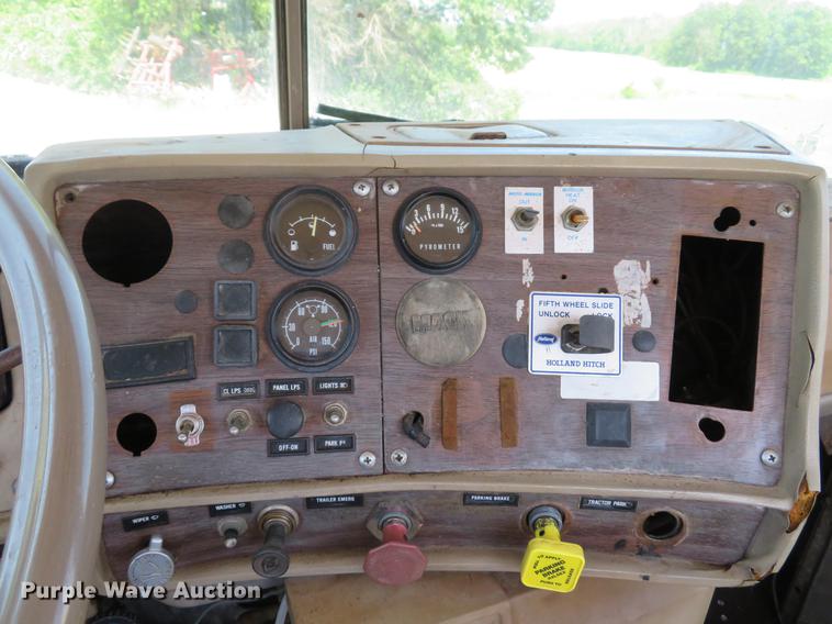 image for item DE8124 1985 Mack R688ST semi truck