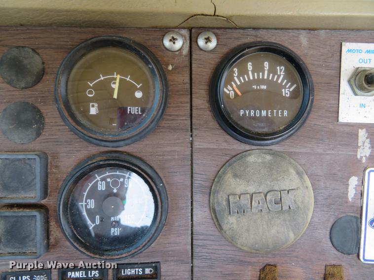 image for item DE8124 1985 Mack R688ST semi truck