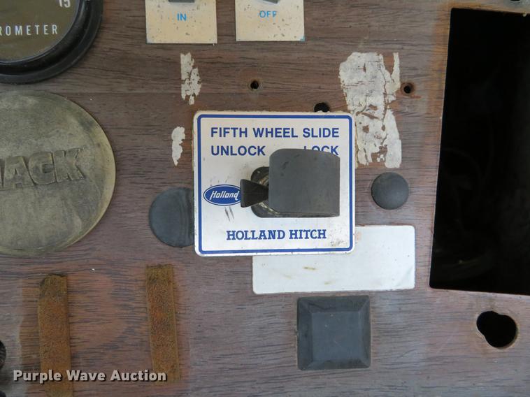 image for item DE8124 1985 Mack R688ST semi truck