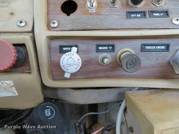 image for item DE8124 1985 Mack R688ST semi truck