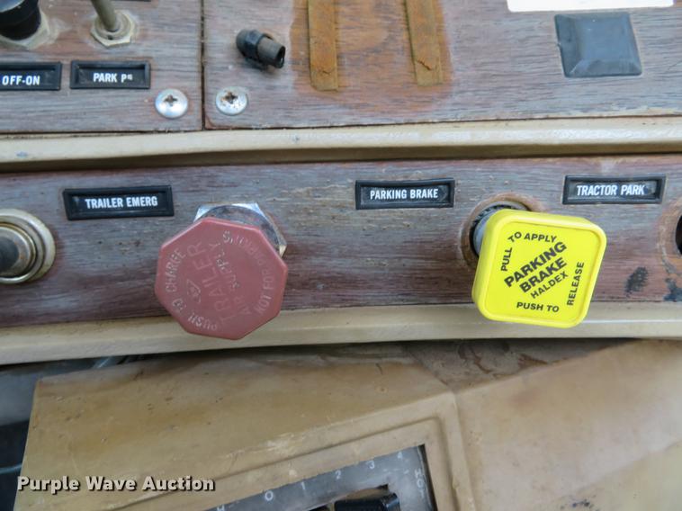 image for item DE8124 1985 Mack R688ST semi truck