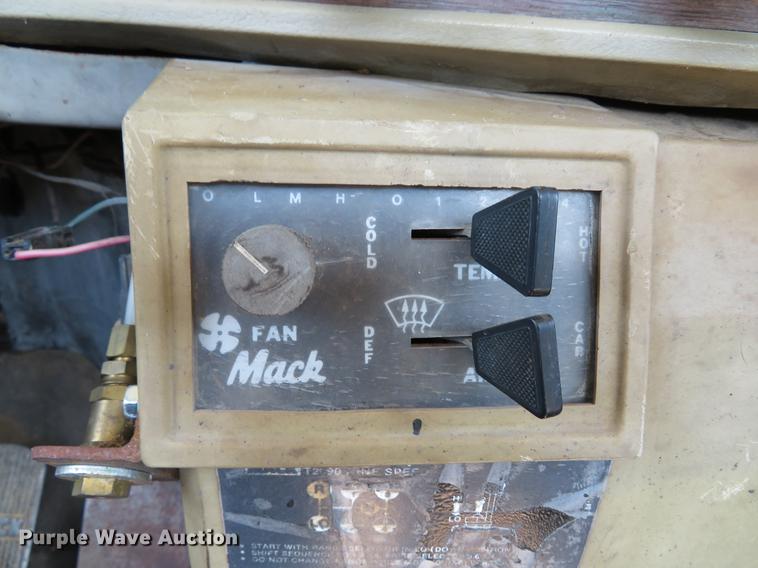 image for item DE8124 1985 Mack R688ST semi truck