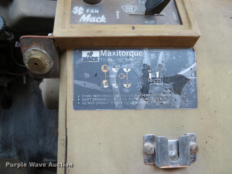 image for item DE8124 1985 Mack R688ST semi truck