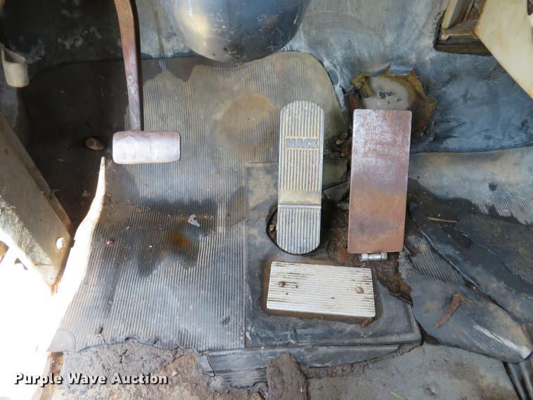 image for item DE8124 1985 Mack R688ST semi truck