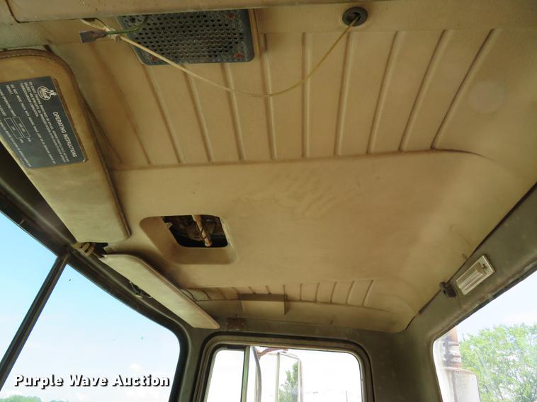 image for item DE8124 1985 Mack R688ST semi truck