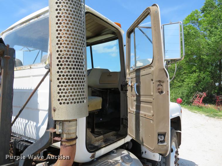 image for item DE8124 1985 Mack R688ST semi truck