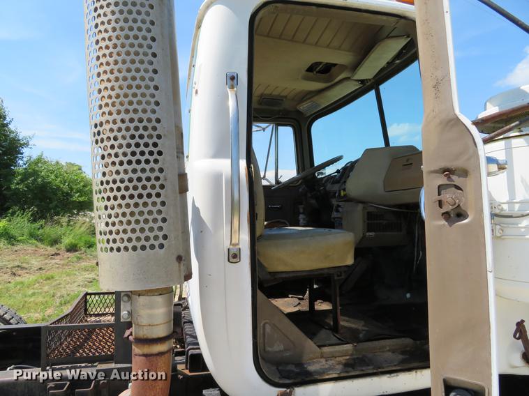 image for item DE8124 1985 Mack R688ST semi truck