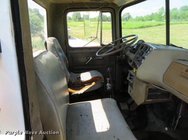 image for item DE8124 1985 Mack R688ST semi truck