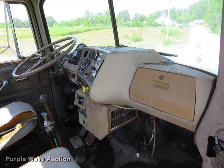 image for item DE8124 1985 Mack R688ST semi truck