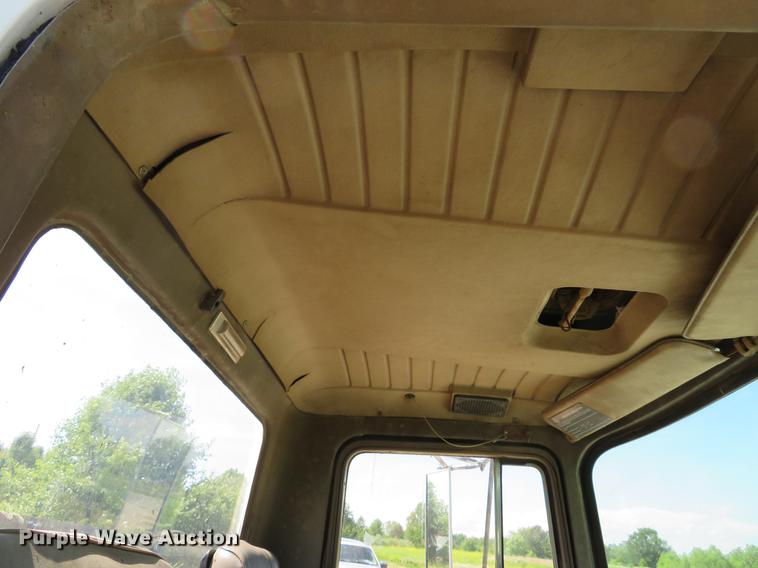 image for item DE8124 1985 Mack R688ST semi truck