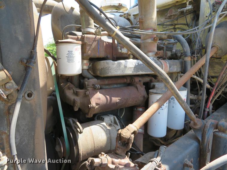 image for item DE8124 1985 Mack R688ST semi truck