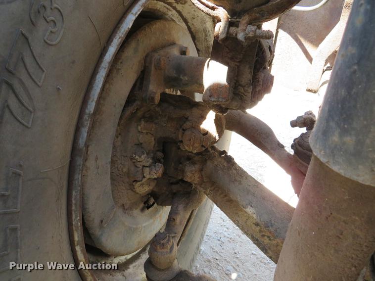 image for item DE8124 1985 Mack R688ST semi truck