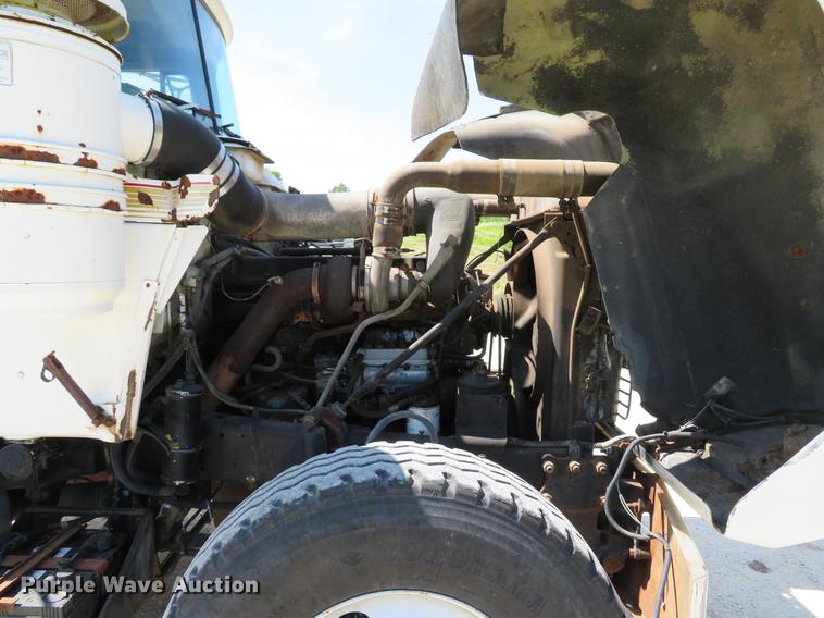 image for item DE8124 1985 Mack R688ST semi truck