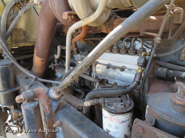 image for item DE8124 1985 Mack R688ST semi truck