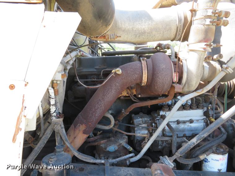 image for item DE8124 1985 Mack R688ST semi truck