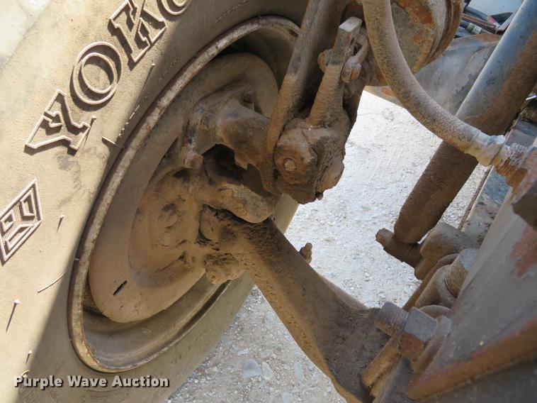 image for item DE8124 1985 Mack R688ST semi truck