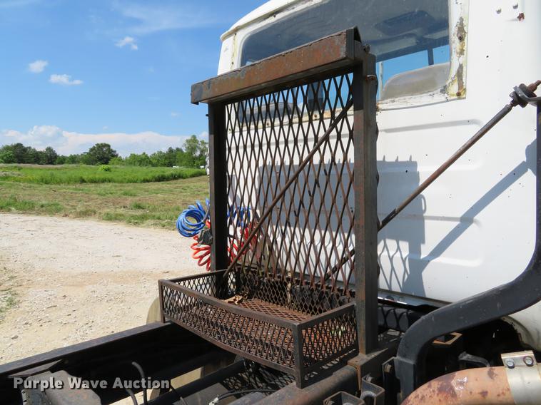 image for item DE8124 1985 Mack R688ST semi truck