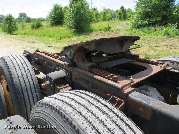 image for item DE8124 1985 Mack R688ST semi truck