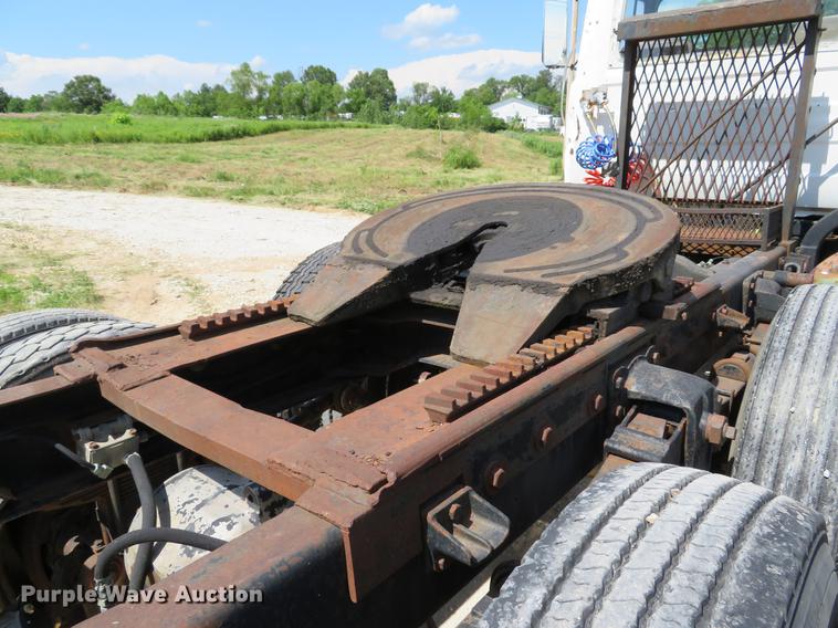 image for item DE8124 1985 Mack R688ST semi truck