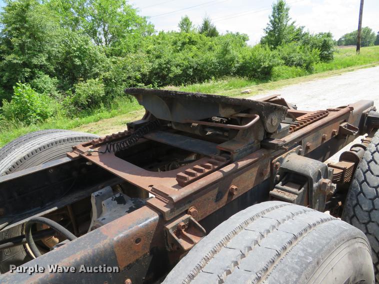 image for item DE8124 1985 Mack R688ST semi truck