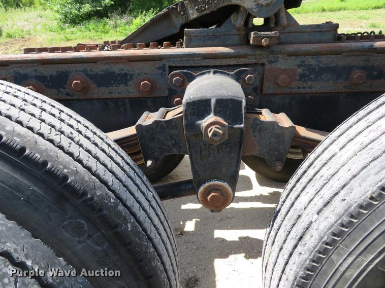 image for item DE8124 1985 Mack R688ST semi truck