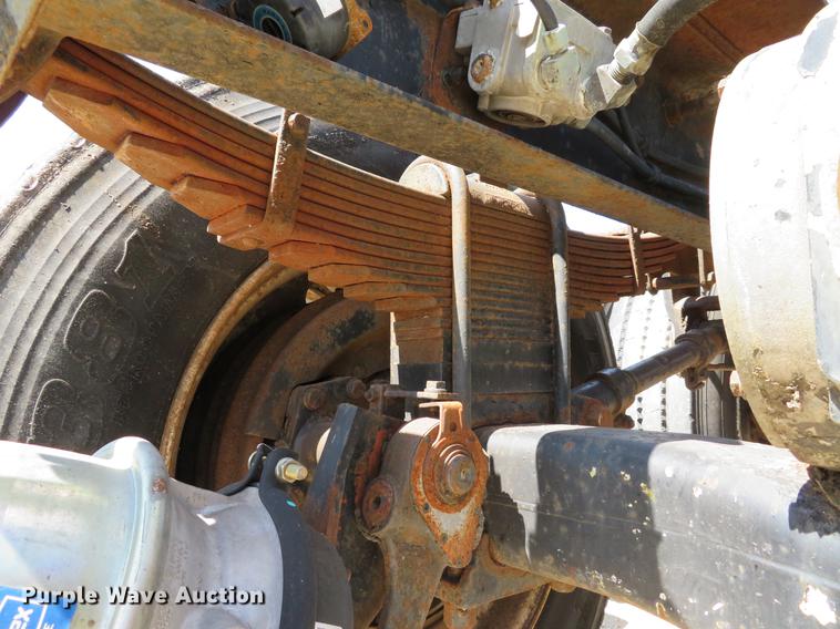 image for item DE8124 1985 Mack R688ST semi truck