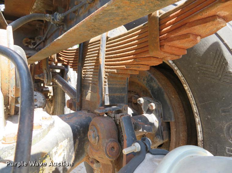 image for item DE8124 1985 Mack R688ST semi truck