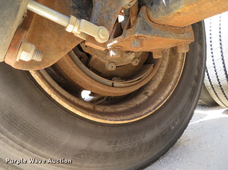 image for item DE8124 1985 Mack R688ST semi truck