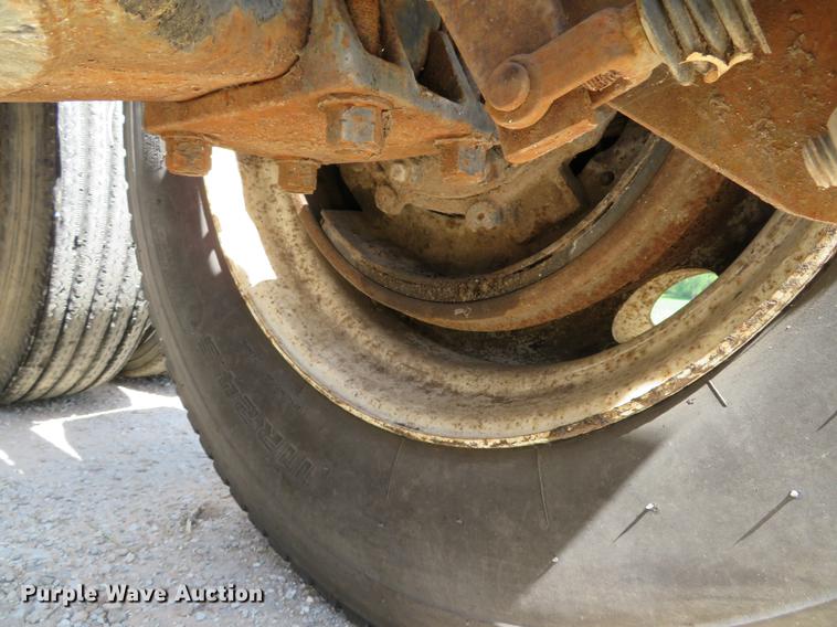 image for item DE8124 1985 Mack R688ST semi truck