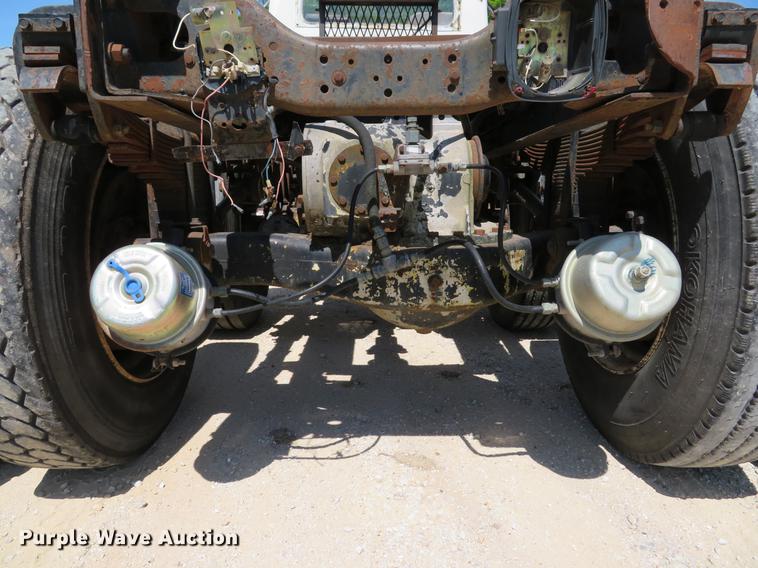 image for item DE8124 1985 Mack R688ST semi truck