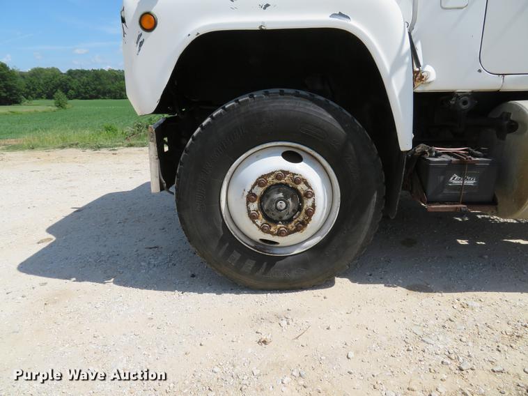 image for item DE8124 1985 Mack R688ST semi truck