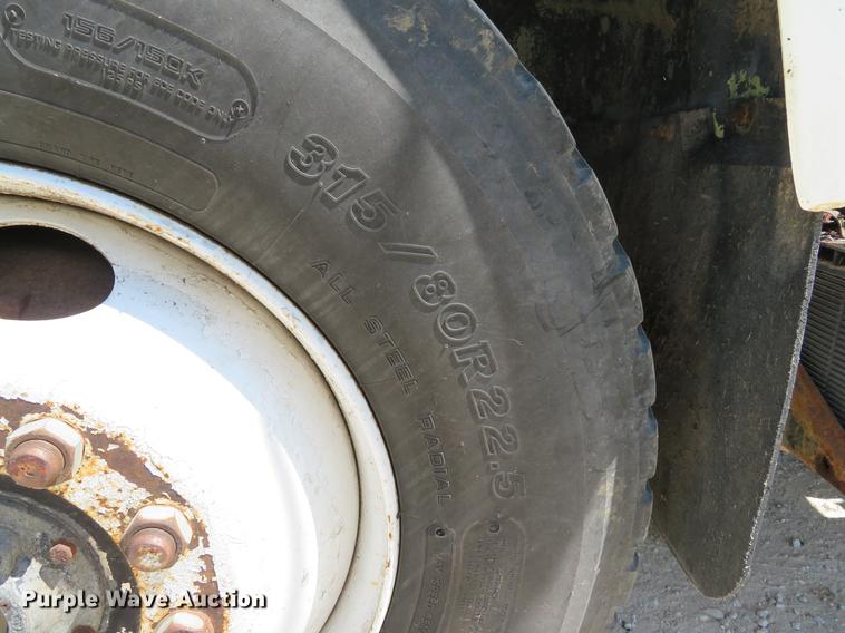 image for item DE8124 1985 Mack R688ST semi truck